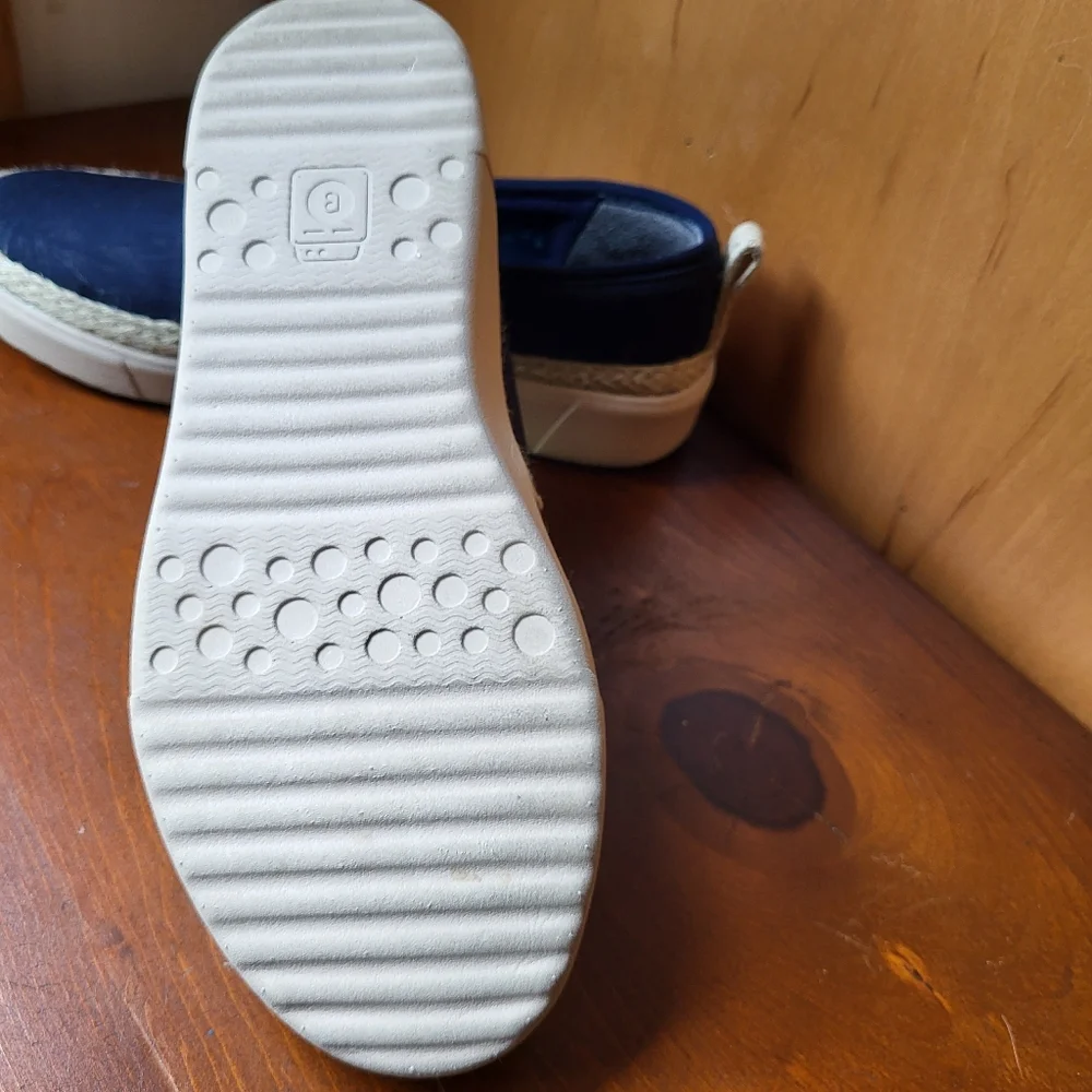 NEW BZees Slip on - Size 8